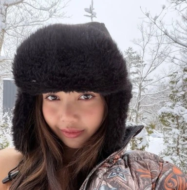 Read more about the article Lisa BLACKPINK Tampil Pakai Bikini di Tengah Salju